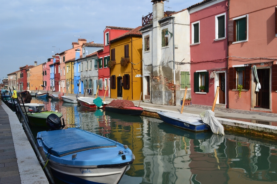 Agua bote ciudad canal
