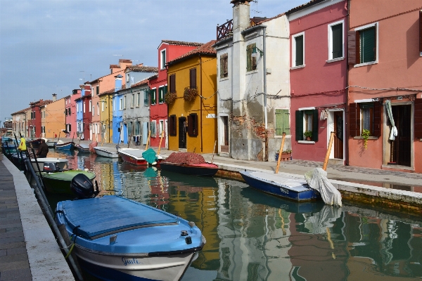 Foto água barco cidade canal
