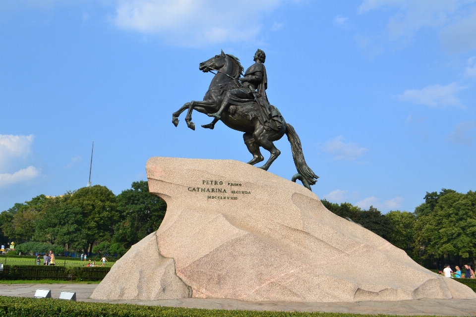 Sable monument statue sport extrême
