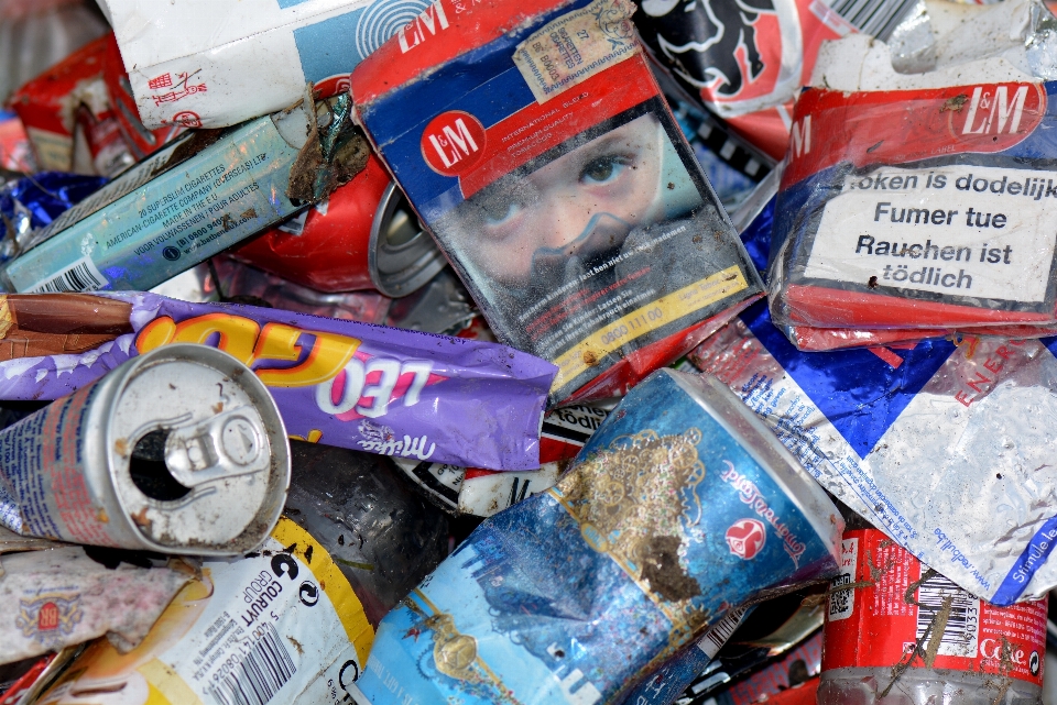 Nourriture déchets canettes ordures