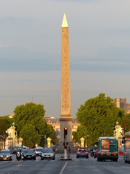 Güneş paris gökdelen anıt