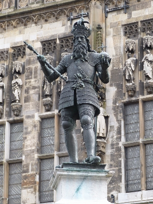 Monument statue crown old town Photo