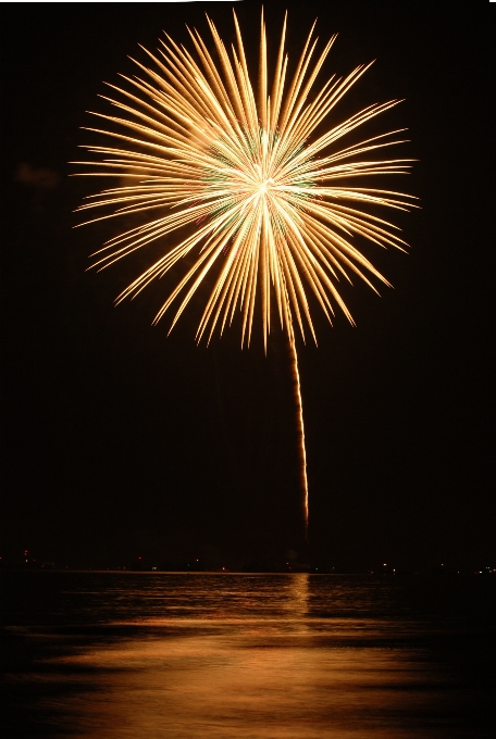 Noche recreación fuegos artificiales celebracion