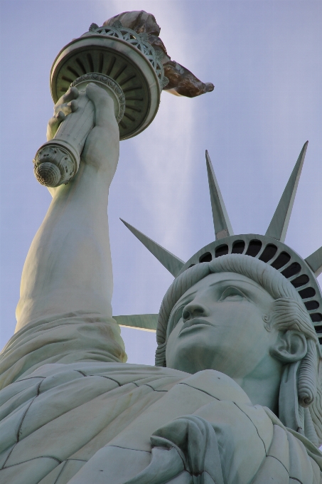 City manhattan monument statue