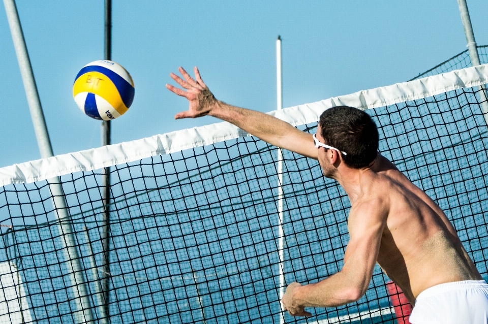 Uomo spiaggia giocatore gli sport