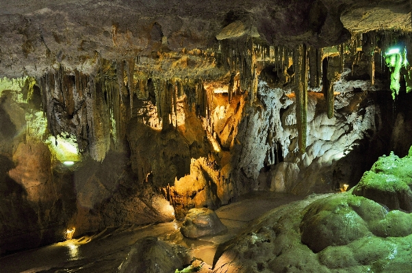 水 トンネル 形成 地下 写真