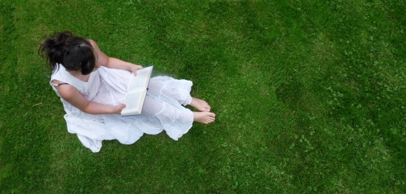 Foto Tangan rumput buku gadis