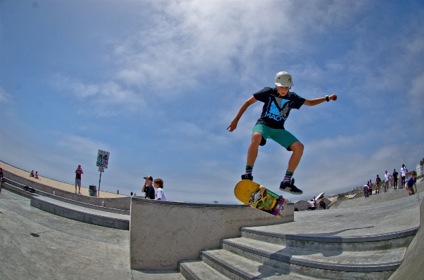 Foto Skateboard anak laki-laki melompat rekreasi