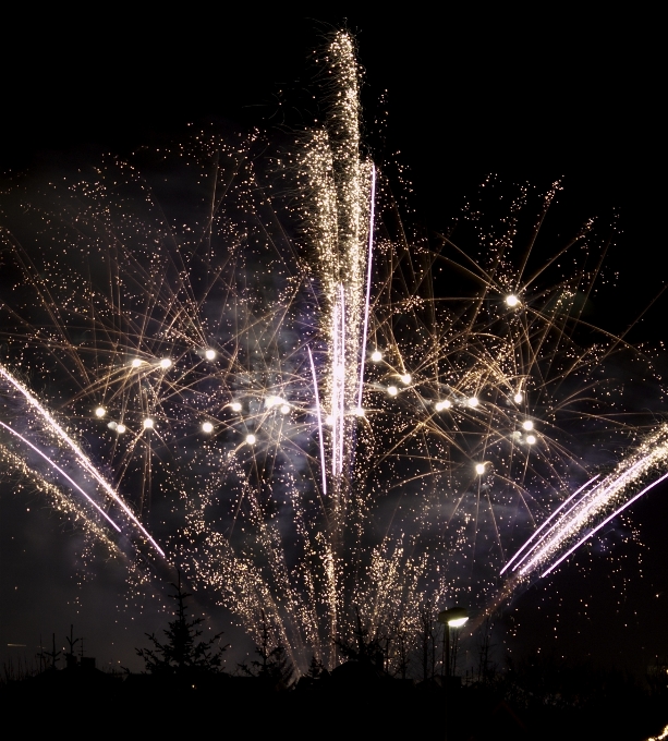 Noche recreación fuegos artificiales celebracion