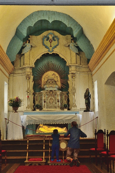 Iglesia capilla lugar de adoración
 altar
