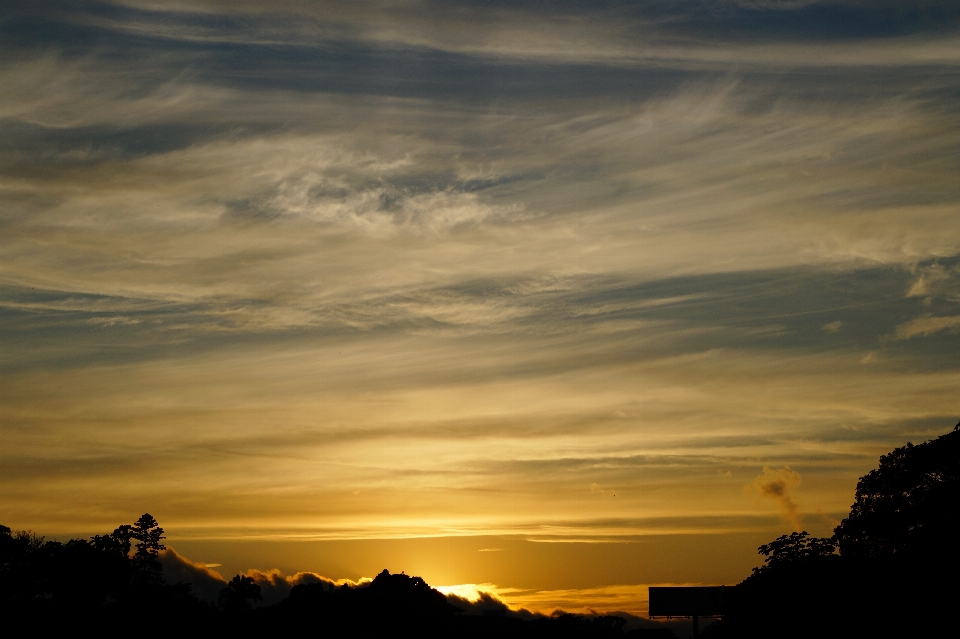 Mare orizzonte silhouette nube