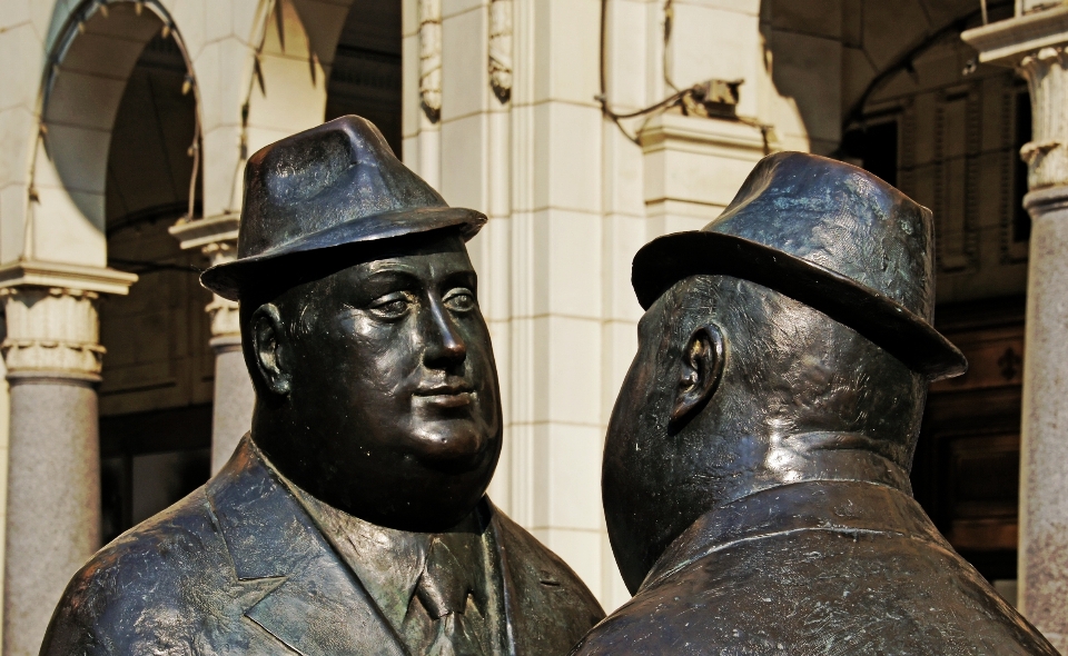 Monumento estátua roupas escultura