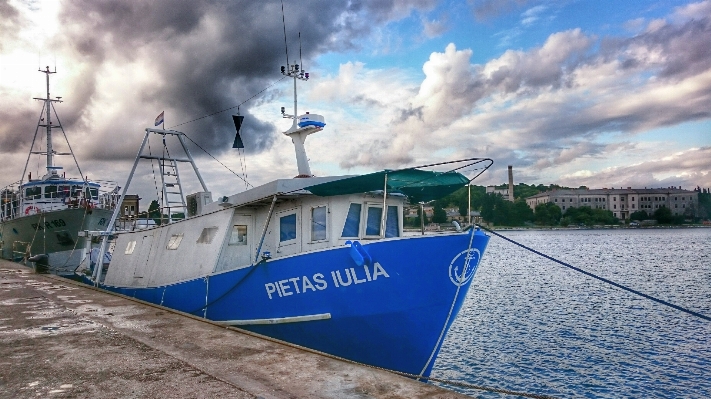 Foto Laut dock kapal mengirimkan