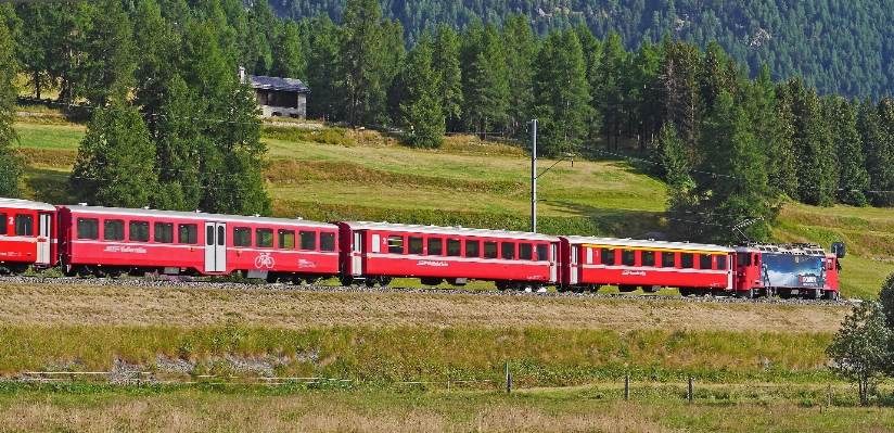 Foto Traccia ferrovia treno pubblicità