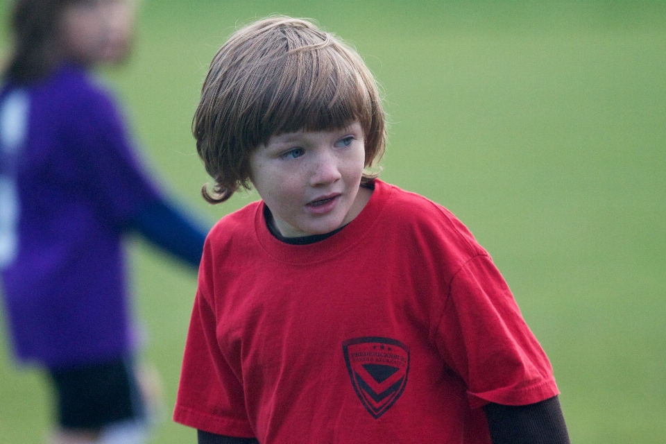 Rojo juventud fútbol niño