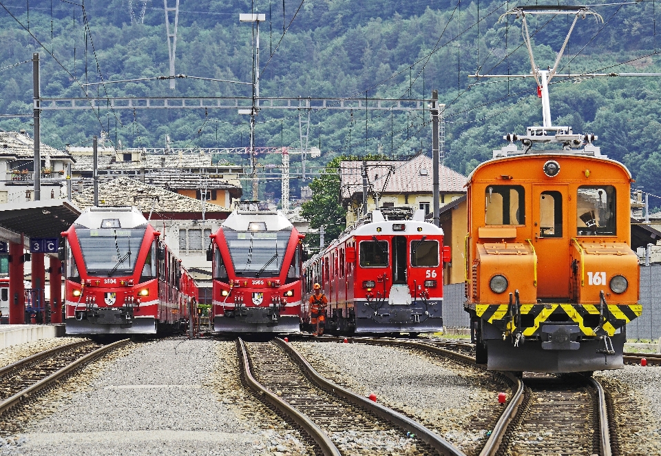 Izlemek demiryolu tren ulaşım