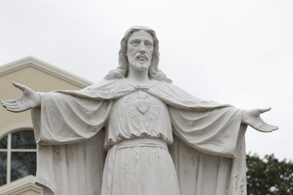 Foto Putih monumen patung gereja