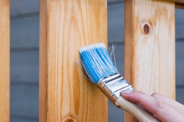 Arbeiten hand draussen zaun Foto