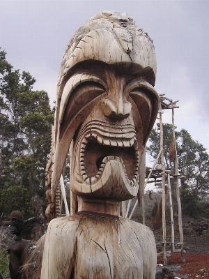 Foto Kayu monumen patung hawaii