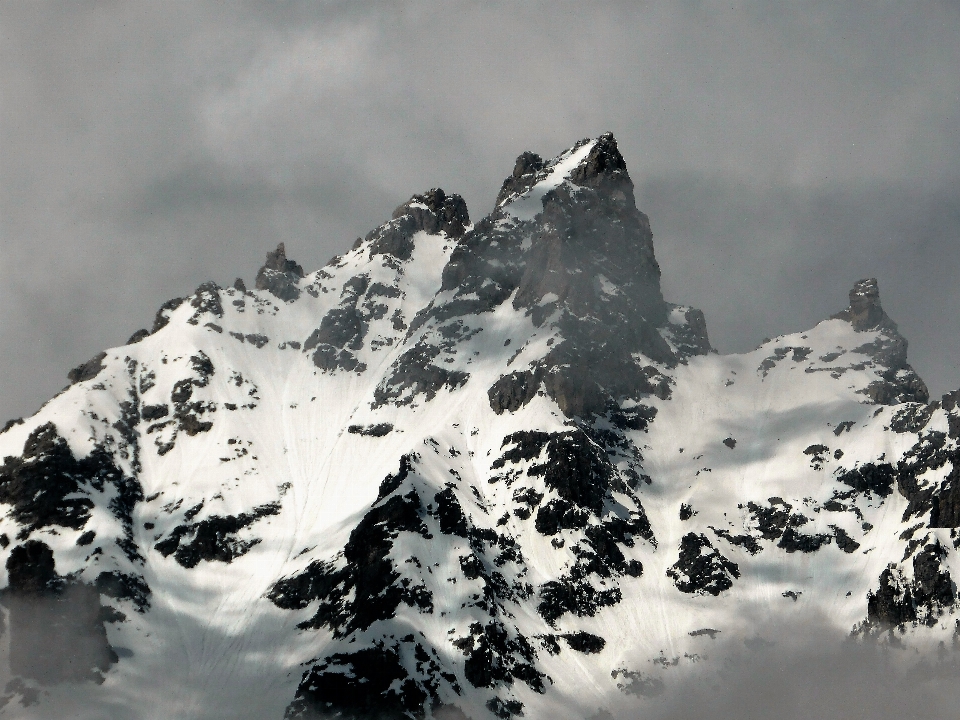 Montagna nevicare freddo inverno