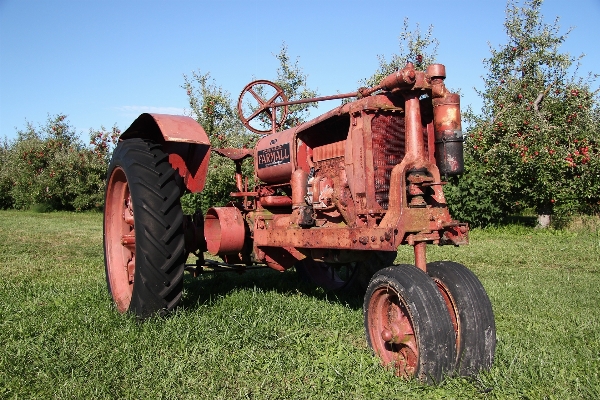 Foto Traktor bidang peternakan pertanian