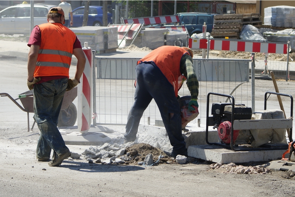 Pessoas rua prédio asfalto
