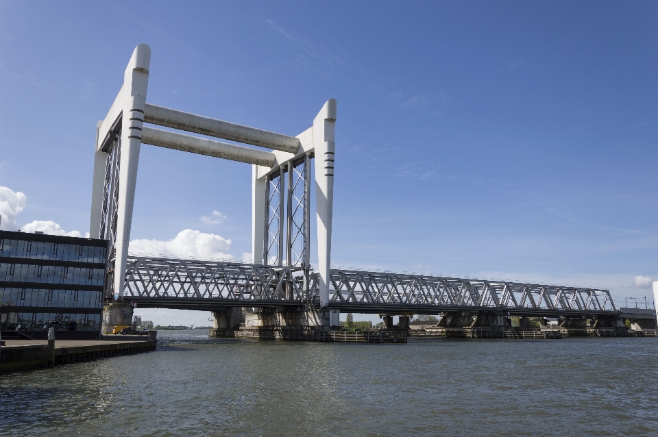 Draussen dock die architektur brücke