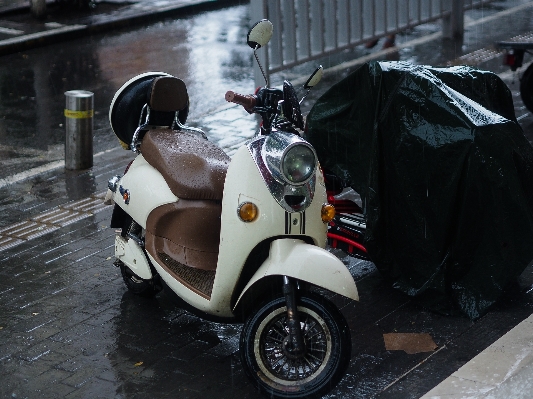 街 車 雨 自転車 写真