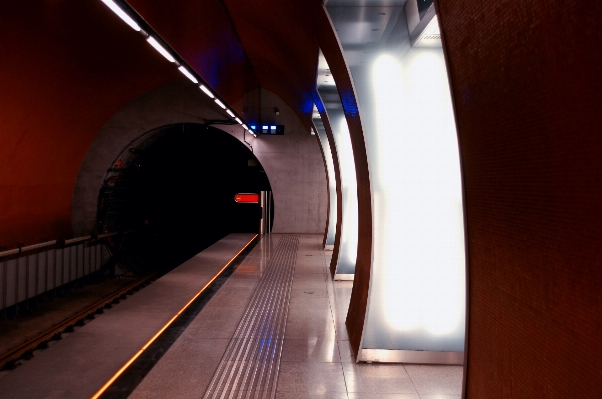 Foto Terowongan kereta bawah tanah metro