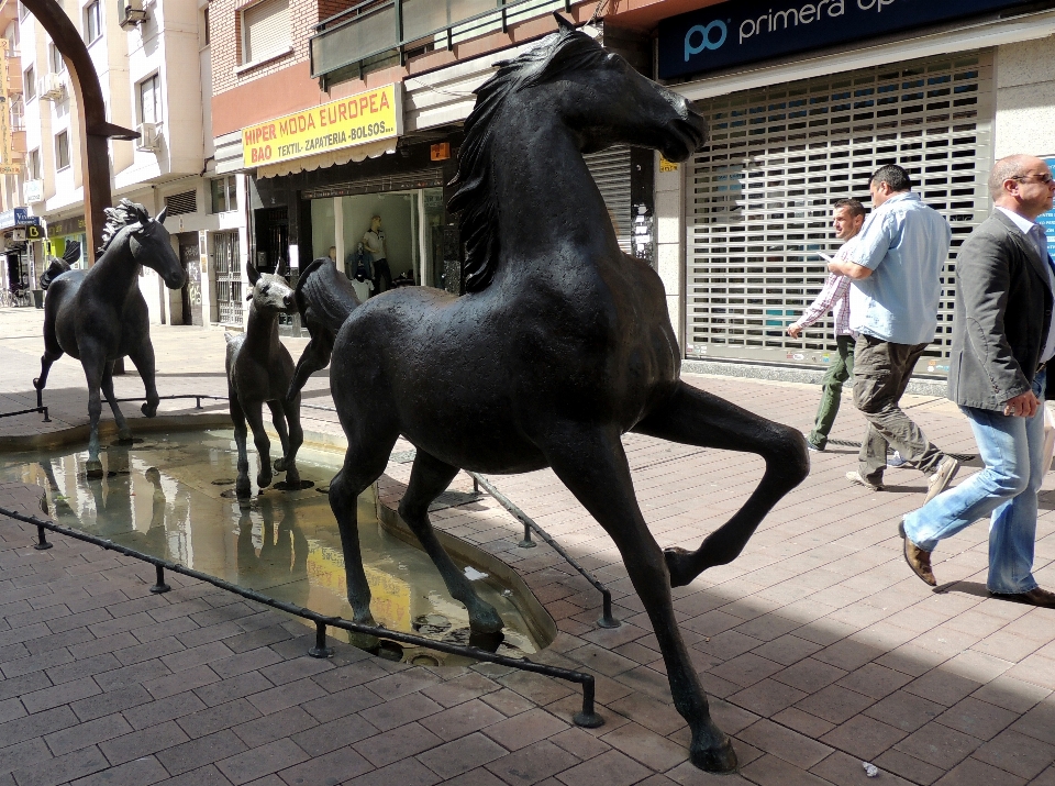 Rue monument l'europe  statue