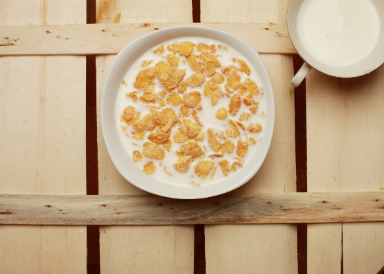 Foto Piring makanan menghasilkan botol