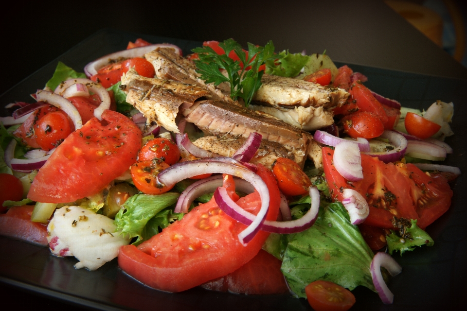 Piring makanan salad memasak