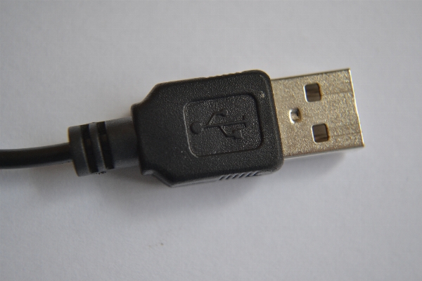 Foto Computador tecnologia cabo usb