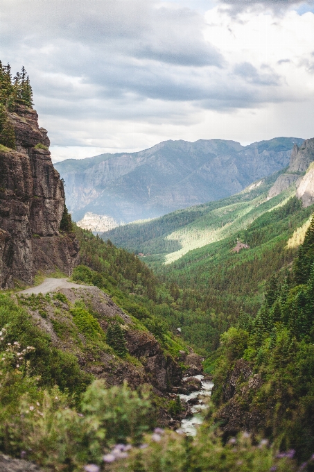 Paesaggio natura a piedi montagna