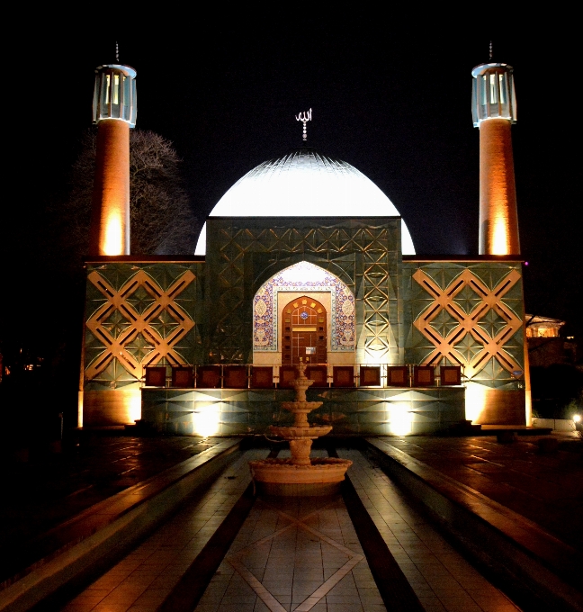 Lampu malam menara katedral