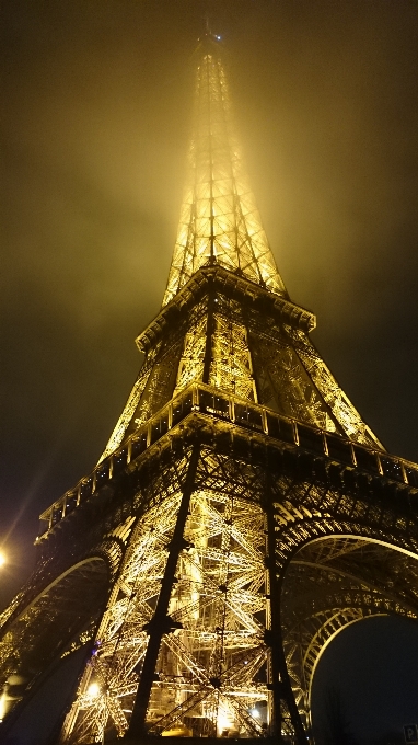 Lampu malam paris cerminan