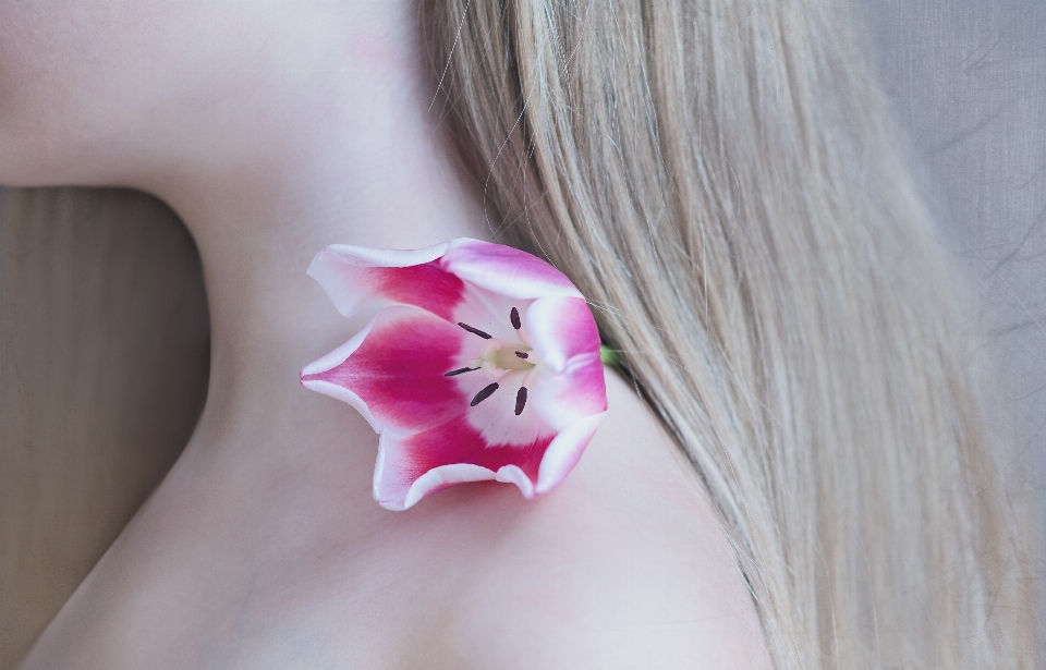 Hand blossom hair white