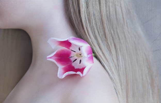 Hand blossom hair white Photo