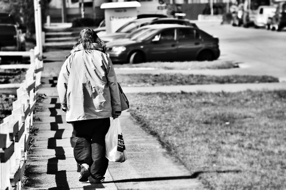 Peatonal persona en blanco y negro
 camino