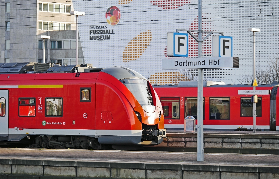 Kolej żelazna pociąg śródmieście
 tramwajowy