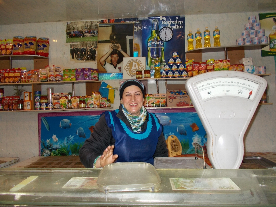 Kadın tezgah mağaza tabak