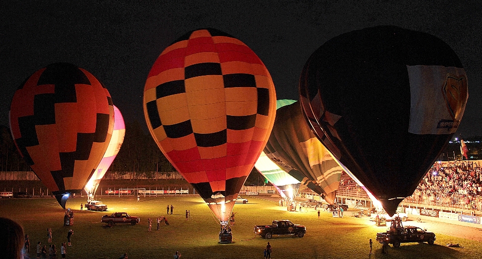 Noite ar balão de quente