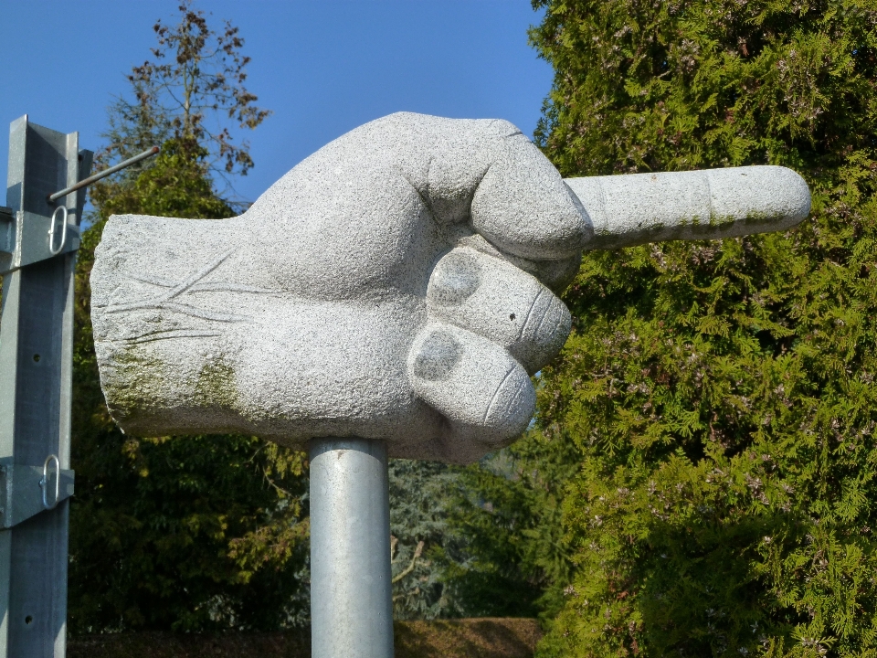 Hand baum monument statue