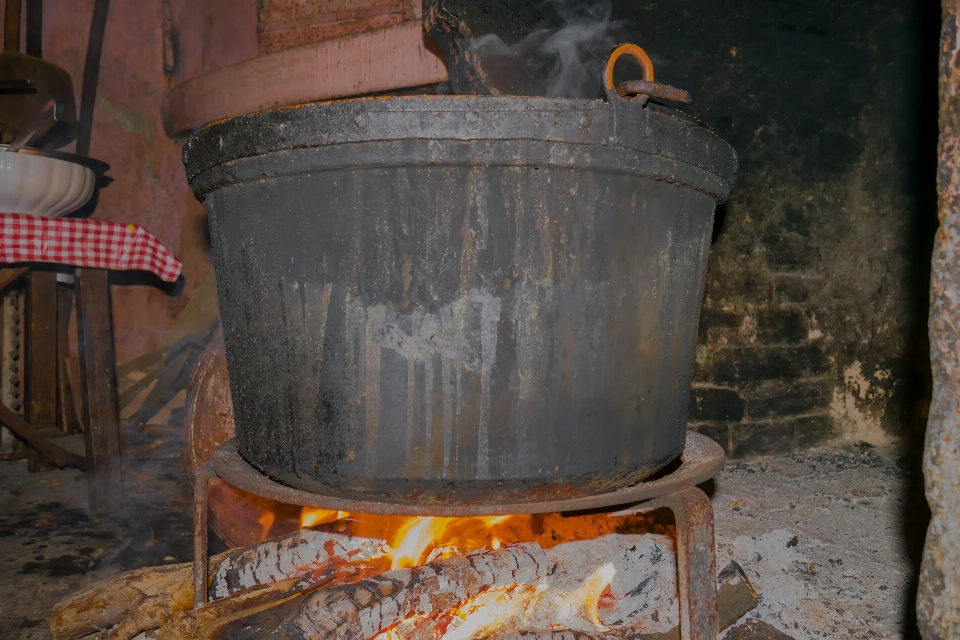 Maceta asar alimento fuego