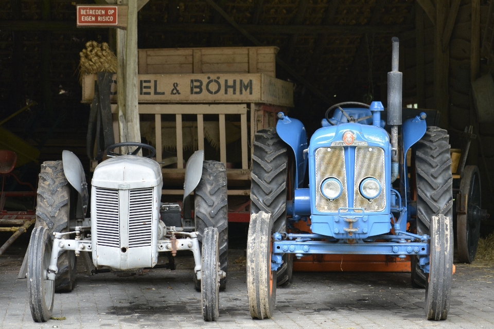 Trattore azienda agricola antico campagna