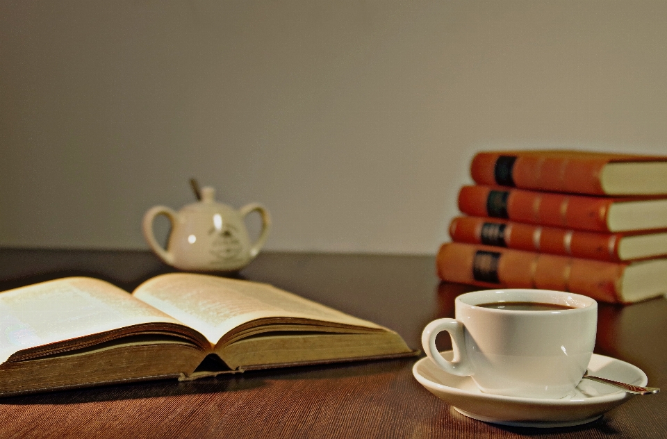 Escribiendo libro leer café