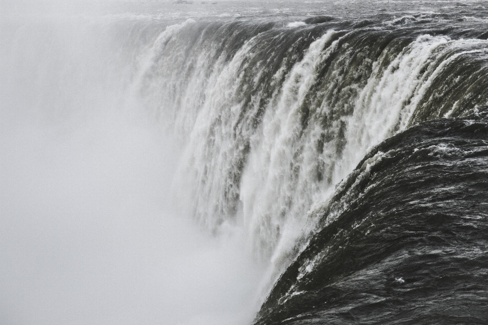 Mare acqua cascata bianco e nero
