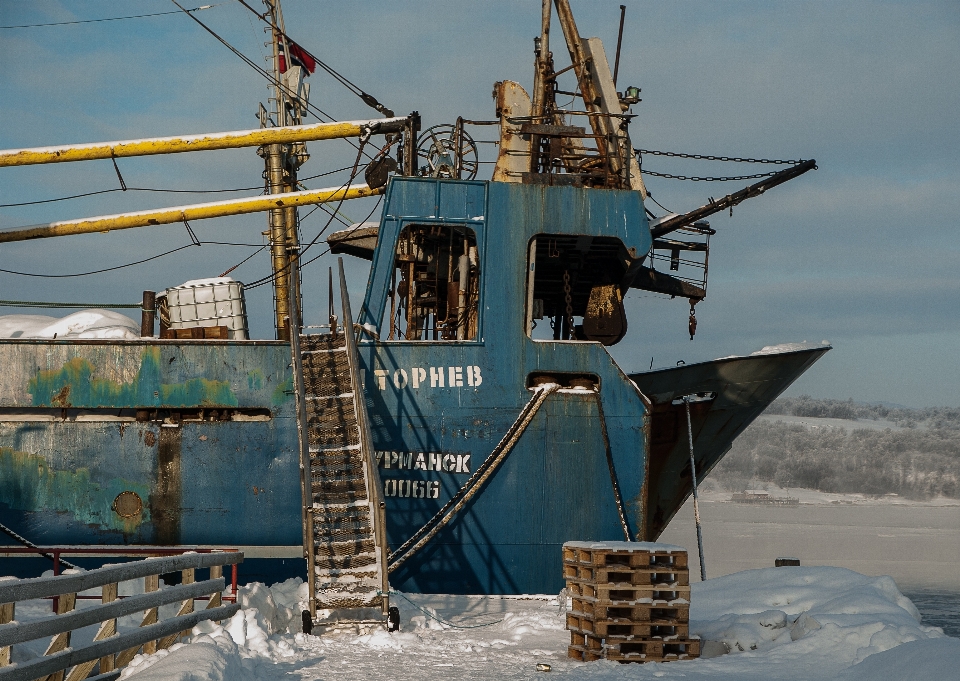 Mar barco enviar veículo