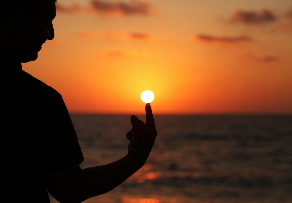 Homme plage horizon silhouette