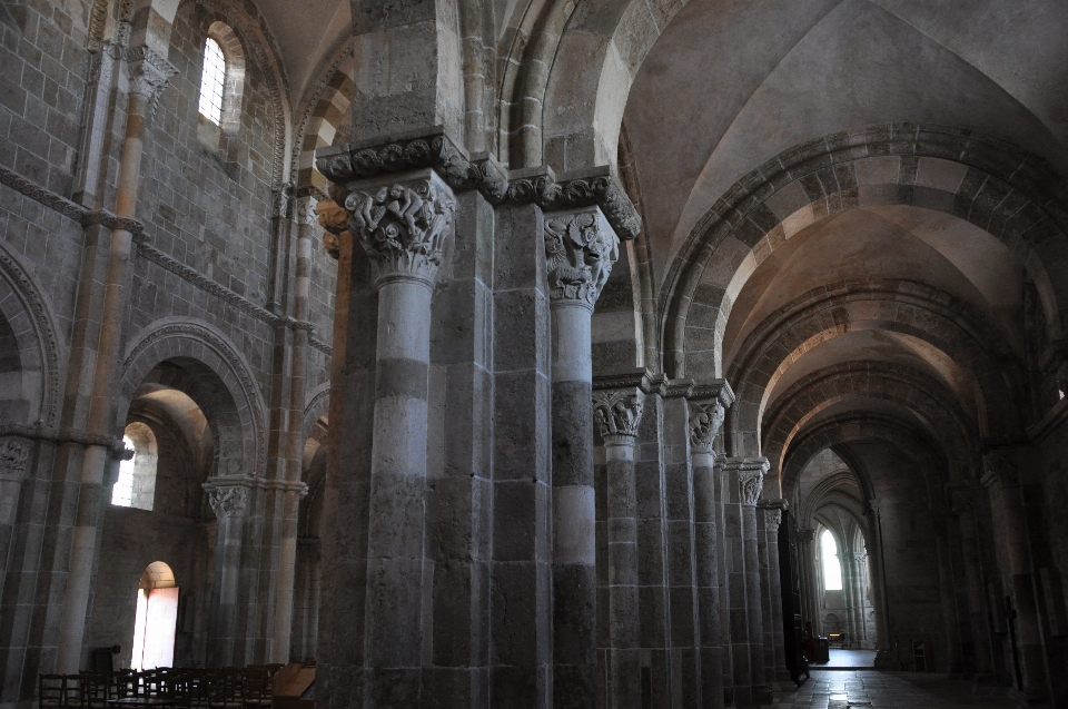 Czarny i biały
 architektura budynek pomnik